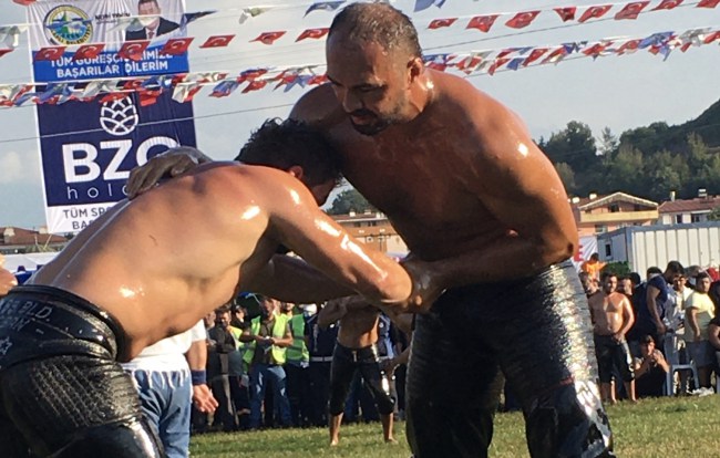 Balaban, Kırkpınar başpehlivanı Gürbüz’ü tuş etti