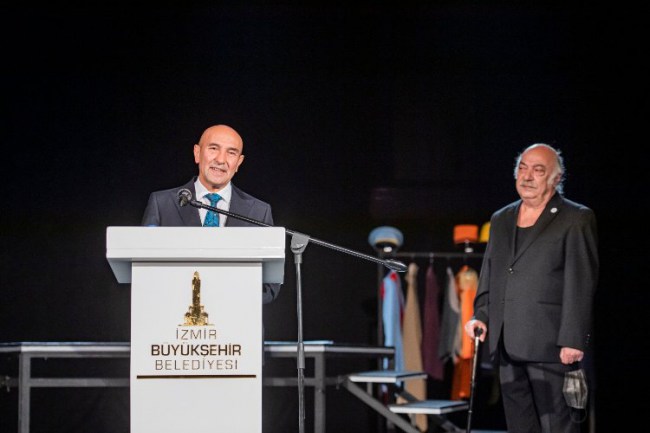 Başkan Soyer: "Perde hiç kapanmasın ve iyi ki tiyatro var"