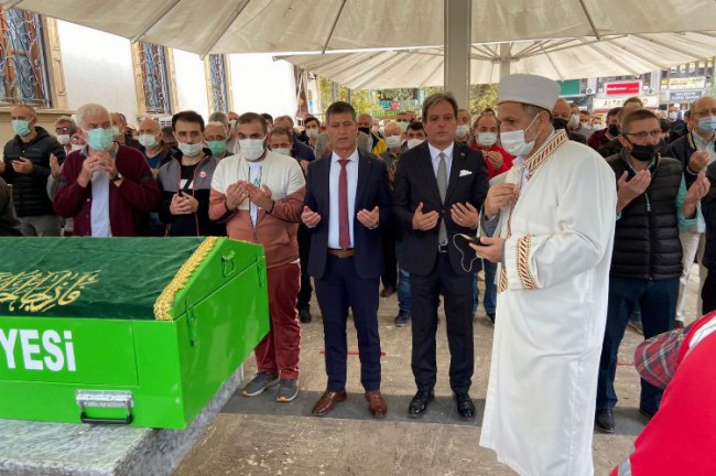 Emirşah Torun ve Ozan Aksu, Şenol Tonyalı'yı cenazede yalnız bırakmadı