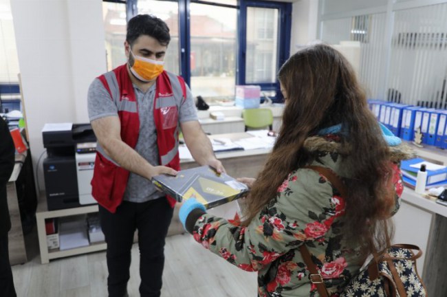 Kocaeli İzmit'te 'askıda tablet' yüzleri güldürüyor