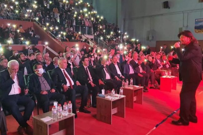 Aksaray'da ülkücü gençler konserde coştu