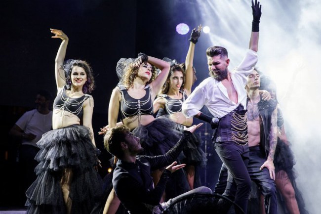 Sahneye vinçle indi şansı döndü!