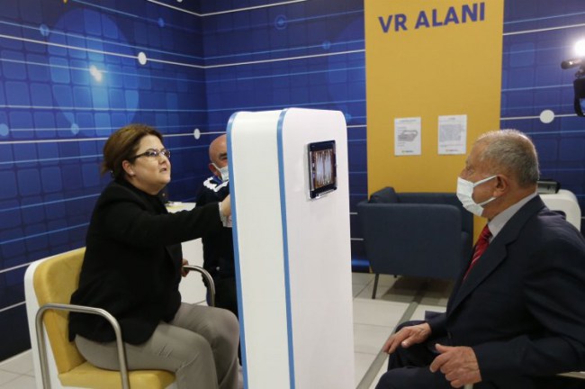 Bakan Yanık huzurevi sakinleriyle dijital tavla oynadı!