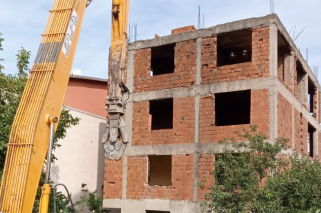 Kocaeli hasarlı binaları yıkıyor