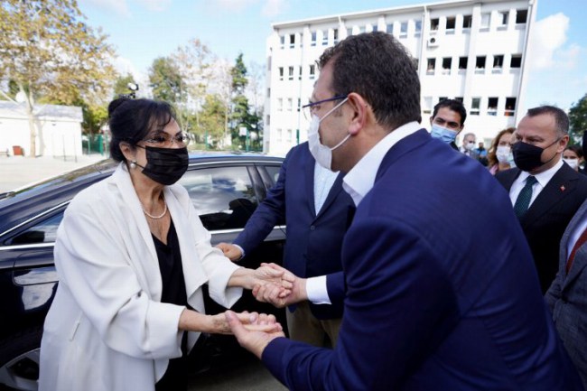 Sinemanın 'Sultan'ından İmamoğlu'na okul teşekkürü