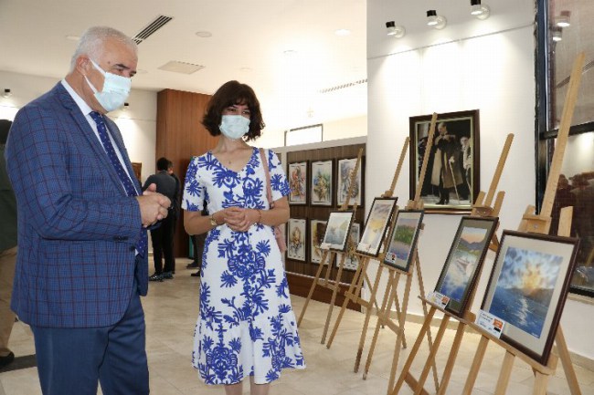 Manisa'da açılan serginin geliri öğrencilere verilecek