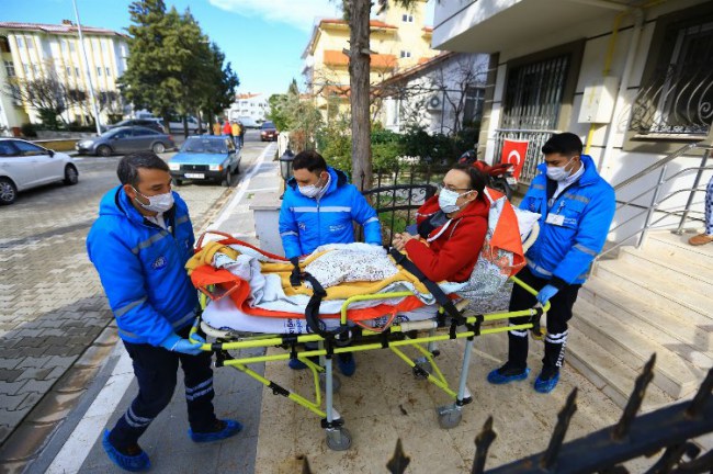 Muğla Büyükşehir, hastaları sağlık kuruluşlarına taşıyor