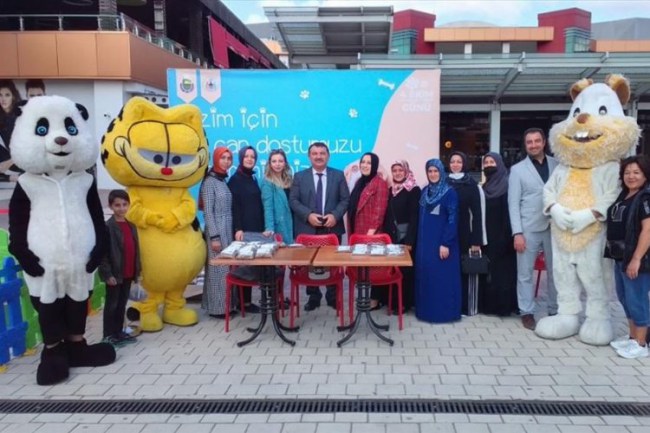 İnegöl AVM'de sokak hayvanları için mama dağıtıldı