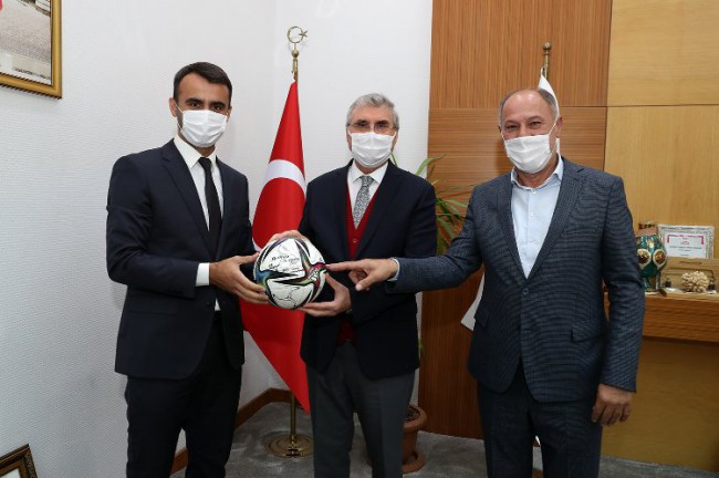 Sakaryalı Hakem Karaoğlan, Başkan Yüce'ye futbol top hediye etti