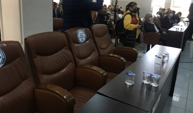 AK Parti grubu meclisi terk etti