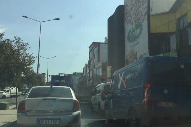 İzmir'in trafik sorunu dillere destan oluyor! Belediye çaresiz mi, çalışmıyor mu?