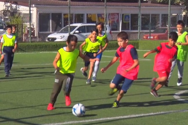 İzmir Aliağa'da "Cumhuriyet Kupası Okullar Arası Futbol Turnuvası" başladı.