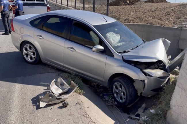 Adıyaman'da virajı alamayan otomobil direğe çarptı: 1 yaralı