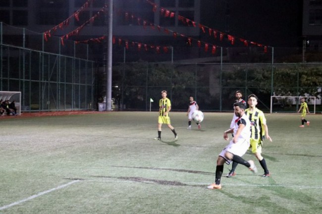 İzmit Belediyesi Başkanlık Kupası'nda heyecan sürüyor