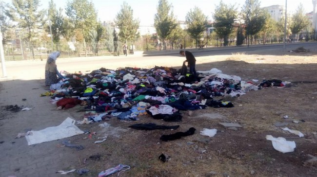 Batman'da sokağa bırakılan kıyafetler kapışıldı