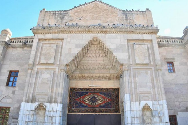 Aksaray Ulu Cami girişine Taşpınar halısı asıldı