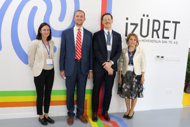 İzmir'de faaliyet gösteren ABD firması yeni ofisinde