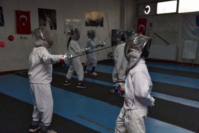 MAnisa Belediyespor Kulüp Başkanı Güzgülü, Eskrim sporcularını ziyaret etti