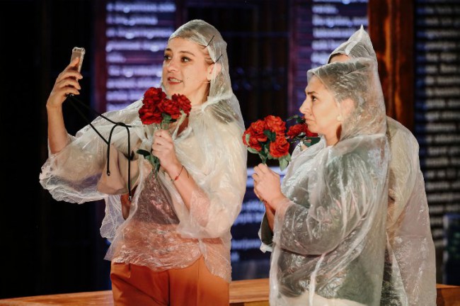 Bursa Nilüfer'de yağmur, tiyatro coşkusuna engel olamadı