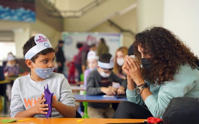 Bursa Yıldırım'da çocuklar anneleriyle atölyede