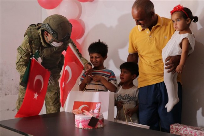 Pınar bebeğe Mehmetçik'ten doğum günü kutlaması