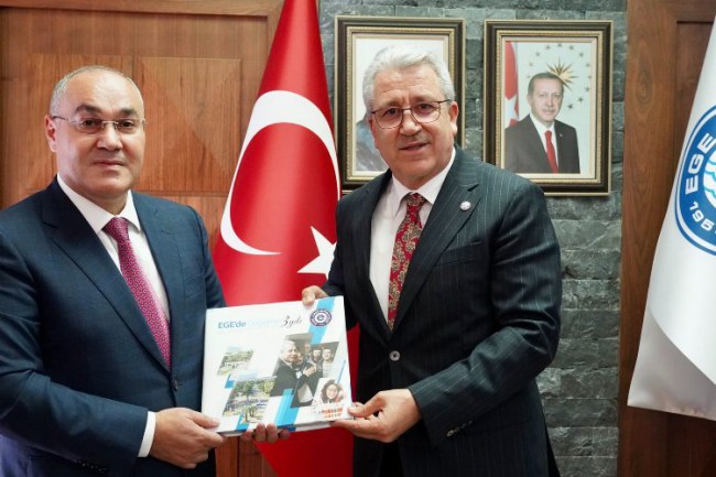 Azerbaycan Gümrük Bakanı, mezun olduğu üniversiteyi ziyaret etti