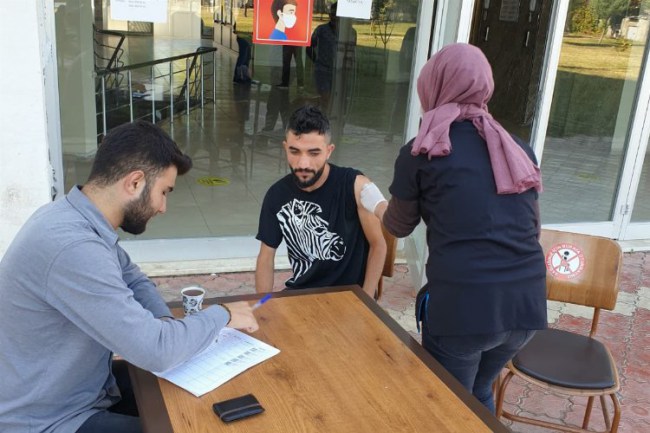 Batman'da öğrenci yurduna aşı standı