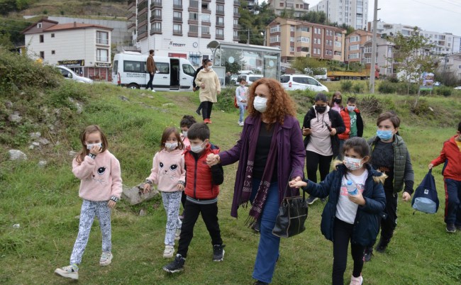 Minik arkeologlar kazı yaptı, anfora parçaları buldu