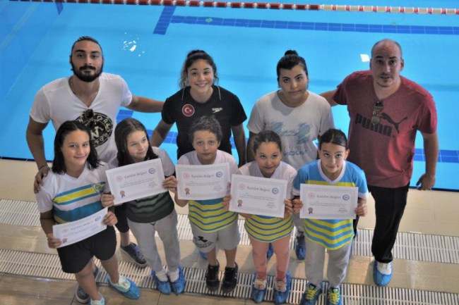 Manisalı yüzücülerden 6 birincilik, 4 ikincilik