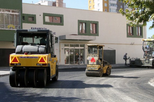 Kayseri Talas'ta asfalt mesaisi