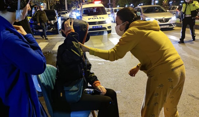 Ticari taksinin çarptığı yaya hastaneye kaldırıldı