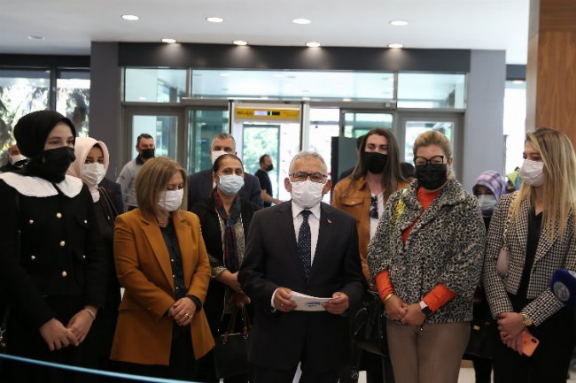 Memduh Büyükkılıç E-38 Sanat Sergisi'ni kadınlarla açtı