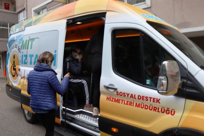 İzmit'te engelsiz taksi yardıma koştu