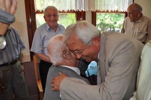 Posbıyık'lar gençler ve yaşlılar evini ziyaret etti.