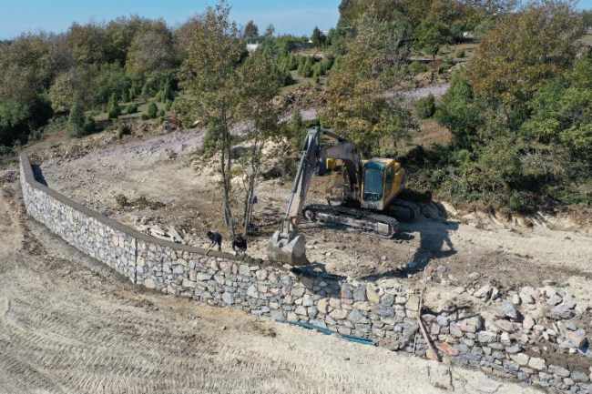 Kocaeli'nde İlimtepe Mezarlığına taş duvar