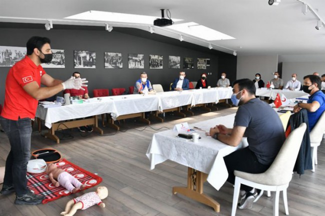 Bursa Osmangazi Belediyesi pesoneline Kızılay'dan ilk yardım