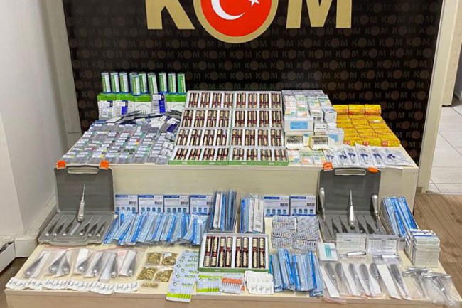 İzmir'de KOM ekipleri binlerce kaçak tıbbi malzeme ele geçirdi
