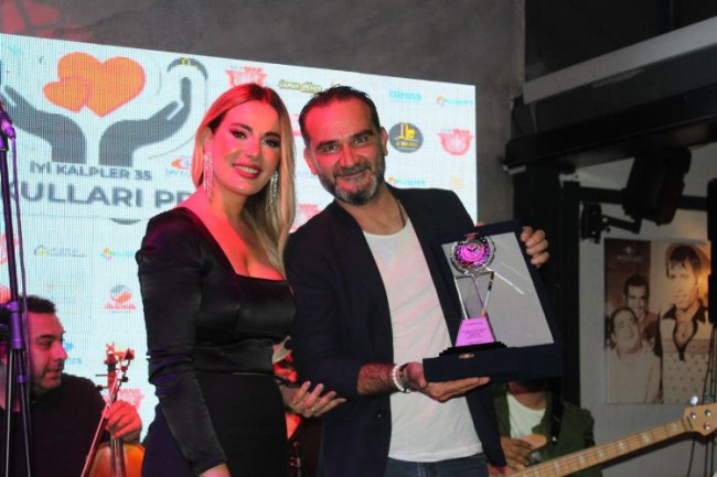 İzmir'de "Köy Okulları Projesi" için İyikalpler35 Derneği, yardım gecesi düzenledi