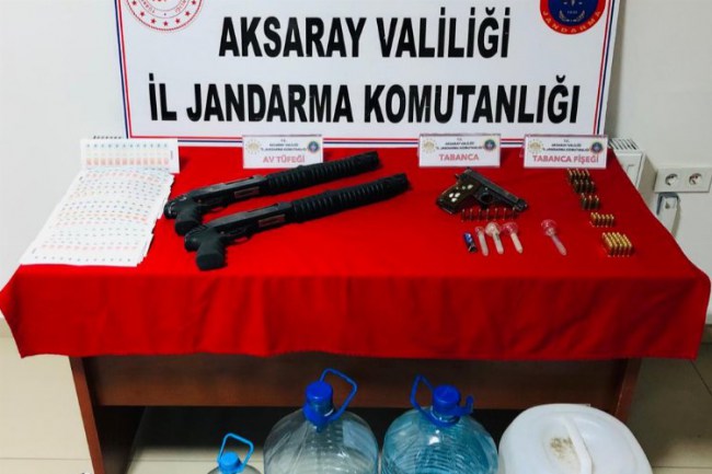 Aksaray'da bir gazinoya kaçak içki operasyonu