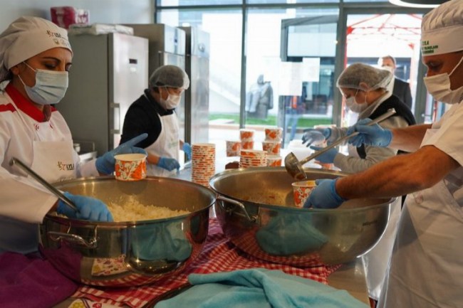 Kırklareli Lüleburgaz'da yemekler sevgiyle hazırlanıyor