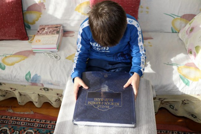 Kocaeli'nde görme engelli Ziya'ya Elif-Ba kitabı