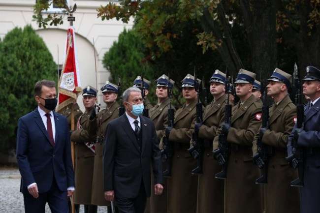 Bakan Akar, Polonya'daki mevkidaşıyla görüştü