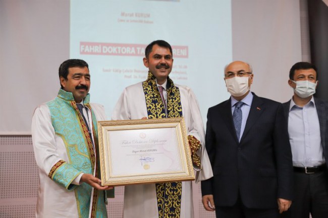 İzmir'de Bakan Kurum'a 'Fahri Doktor' Unvanı