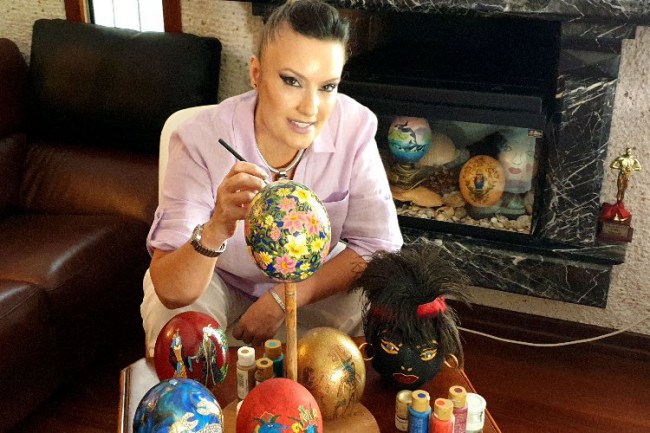 Devekuşu yumurtasından sanat eseri üretiyorlar