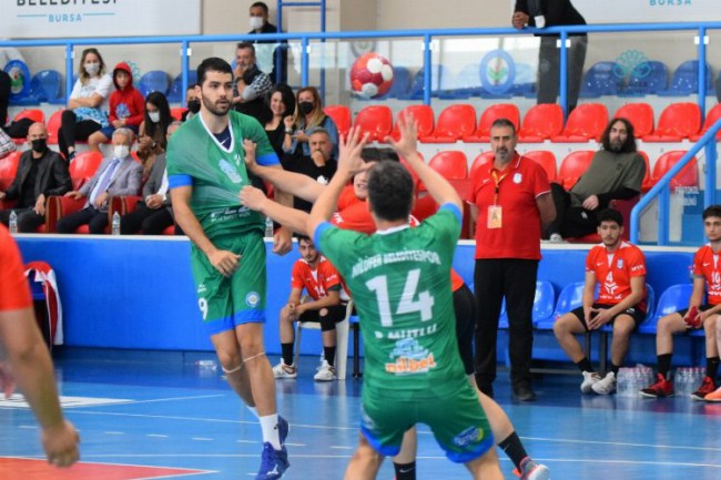 Bursa temsilcisi Nilüfer, hentbolde rahat kazandı