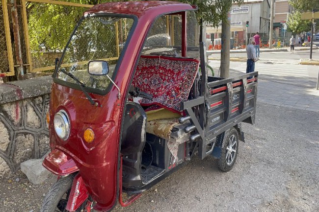Adıyaman'da yük aracı devrildi: 2 yaralı