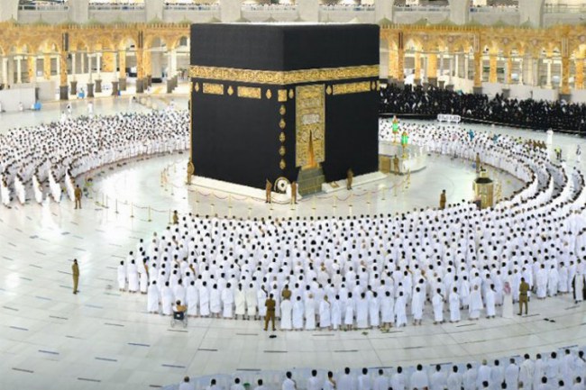 Mescid-i Haram'da sosyal mesafesiz ilk namaz