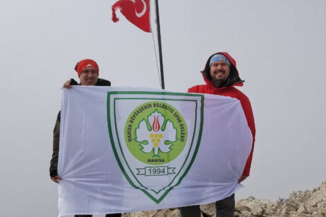 Manisalı dağcılar, Gelincik Ana Zirvesinde