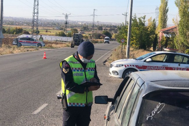 Aksaray İl Jandarma Komutanlığı, emniyet kemerlerini kontrol etti