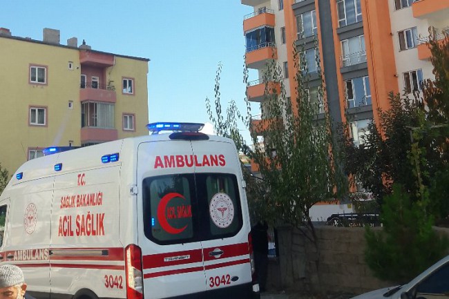 Niğde'de patlayan televizyon evi yaktı